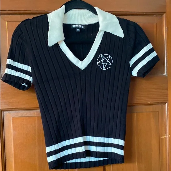 Hot Topic witchy Black Knit Top with embroidered Pentagram - Picture 1 of 3
